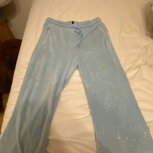 hello kitty mjukis - byxora är i bra skick där ja använt de ett fåtal gånger, säljer de pga de är alldeles för högmidjade för min smak, som ni kanske ser är de ett par hella kitty byxor där de är hello kitty ”ansiktet” på vänster ben och det står ”hello kitty” på rumpan, de är även bootcut och passar perfekt till mig som är 159 ungefär. väldigt fina men kommer ej till användning ❤️‍🔥 Byxorna är små i storleken, har m/l i mjukisbyxor och 38 i jeans, och de passar perfekt