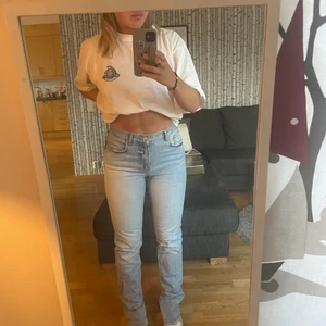 Jeans med slits - Säljer mina sjukt fina jeans med slits nertill från Gina tricot x nickistudios. Använda fåtalet gånger. Säljer då jag tycker de är för långa för mig(är 168 cm) och att jag trampar på de för mkt trotts skor på. 