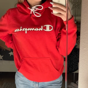 Röd Champion hoodie - As ball röd champion hoodie köpt på Stadium för ca 2 år sedan. I bra skick förutom liten defekt på champion märket (se bild 1)❤️