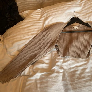 Ribbstickad kofta - Croppad kofta i mörkare beige/brun 