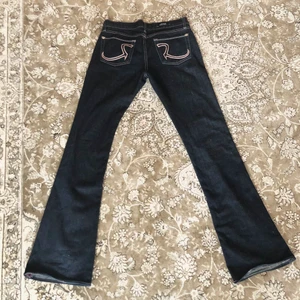 Rock & Republic jeans  - Marinblå Bootcut jeans från Rock & Republic i mycket gott skick! Ljusrosa sömmar och broderat på bakfickorna. Midjemått: 87cm Innerbenslängd: 86cm. (Frakt: 96kr) 💖