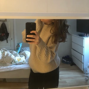 Stickad tröja - jätte mysig stickad tröja ifrån Lager 157 som säljs för jag inte har någon användning till den! Fick den nyligen och har aldrig använt den, så den är i riktigt bra skick🤍 materialet är även super skönt<3 
