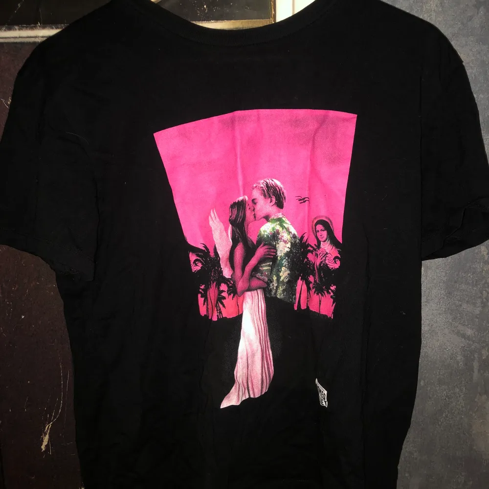 T-shirt med Romeo och Juliet tryck på. Väldigt fin. Svart med rosa tryck. Storlek S. . T-shirts.