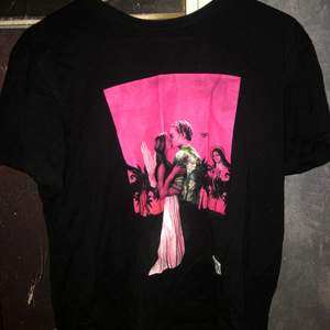 T-shirt med Romeo och Juliet tryck på. Väldigt fin. Svart med rosa tryck. Storlek S. 