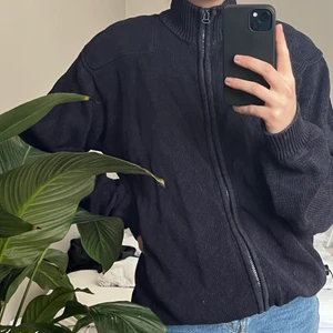 Stickad kofta med polokrage - Marinblå oversized kofta med polokrage. Denna är 100% bomull vilket gör att den är precis lagom varm! Storlek XL men sitter snyggt oversize på mig som vanligtvis har M. Köpt second hand och knappt använd av mig då den kommit i skymundan bland alla andra tjocktröjor 😢. Fint skick, inget att anmärka på. Köparen står för frakt alternativt kan jag mötas i Lund. 