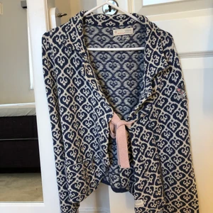 Kofta storlek 0  - Kofta från Odd Molly i storlek 0, den är i perfekt skick inga skador alls. Säljer då den inte kommer till användning länge. 300kr frakt INGÅR