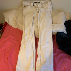 Lowwaist jeans - Säljer dessa lowwaist jeans med sömmar som detalj. Jeansen är i stolek 36 men har ej kunnat användas då det varit för små. Skulle säga att jeansen passar en 34 mer. 