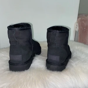 Svarta UGG - Svarta UGG i strl 37. Nyskick då det endast är provade, säljes pga nya vinterskor. 