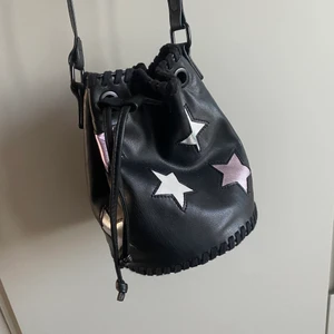 Stella McCartney väska - Jättefin stella mccartney väska. Använd ca 3 gånger, nyskick. Cool och sällsynt. Perfekt storlek. Priset är diskuterbart