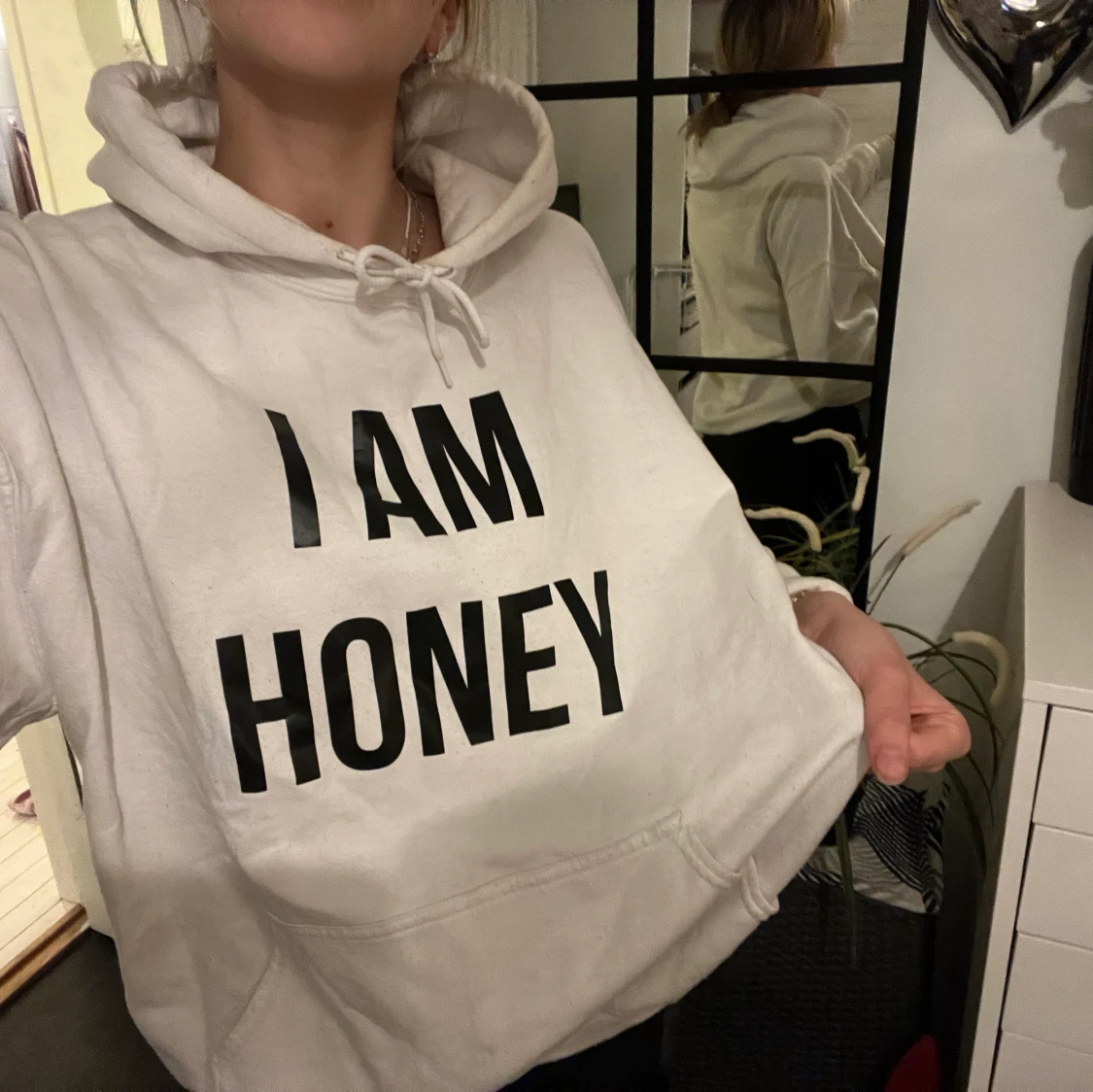 Vit hoodie med text ”I am Honey” - 90