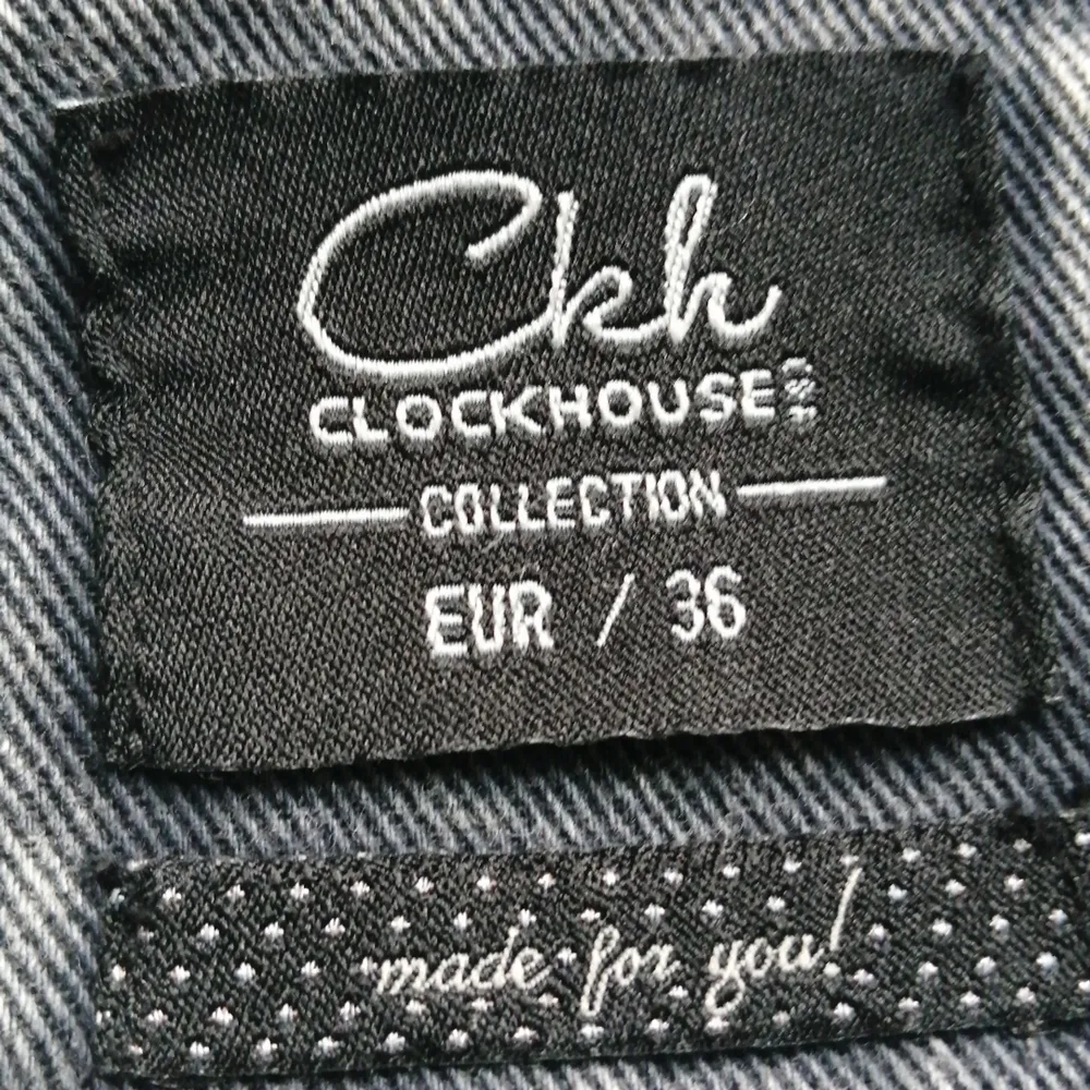 Underbar jeansjacka från clockhouse collection. Storlek 36, men passar även bra på mig som är 38 i vanliga fall. Använd, men har inga fläckar eller andra skador, då jag har varit försiktig med den. Skriv jätte gärna om ni vill köpa:)  Priset kan diskuteras och för leveransen får man betala själv . Jackor.