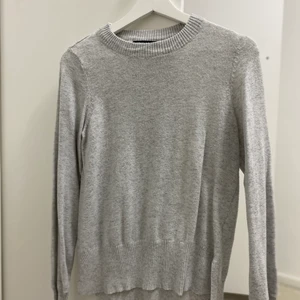 Ginatricot  - Säljer denna stickade tröja från Ginatricot. Köpt i xs men passar även S. Tröjan har en slits och är lite längre där bak. Frakt beror på vilket paket plager får plats i. 🥰🥰