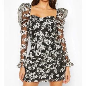 Fin sommar klänning från Bohoo - Jätte fin mesh klänning från bohoo, tyvärr va den lite för stor för mig som är en ca och denna är S 