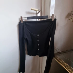 topp - En svart gullig topp från Gina!