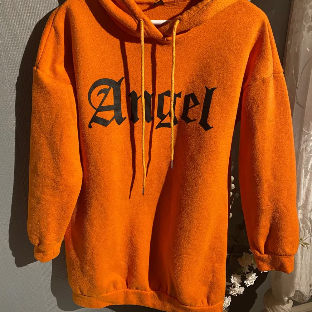 Säljer denna oversized hoodie från shein, använd fåtal gånger, men den har hunnit blivit lite nopprig men inget man tänker på, färgen är lite mörkare orange än vad de ser ut som på bilden nypris var 189kr säljer för 60kr + frakt (110kr). Hoodies.