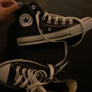 Svarta converse  - Svarta Converse  i super fint skick! Stl 36