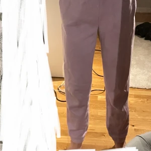 Mjukisbyxor från Gina tricot  - Mysiga mjukisbyxor ifrån GinaTricot, jag säljer pågrund av att dom inte kommer till andvändning🥰köpare står för frakt🥰