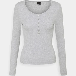 Knapp top - Säljer detta plagg eftersom att jag har rensat min garderob och bestämt mig för att jag inte vill ha det längre. Toppen är max använd 2 gånger!! kom privat för fler bilder (köpare står för frakt)