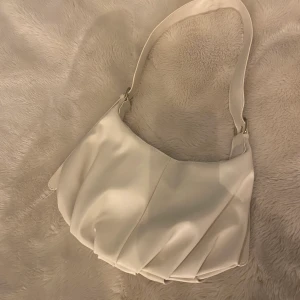 Vi/beige väska - Superfin väska, perfekt att ha runt axeln. Aldrig använd. Köparen står för frakt💕