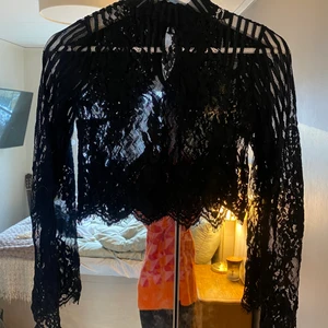 Svart spetströja - Schitschnygg spetstopp!!! Aldrig använd då aldrig fått tillfälle. Köparen står för frakt/mötas i Uppsala ⭐️🤝💖💖