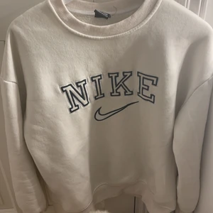 Nike sweatshirt  - Hej! Säljer denna snygga och trendiga Nike sweatshirt som passar perfekt nu när det är kallt ute. Buda i kommentarerna eller köp Direk för 700kr Säljer dennna pågrund av att den inte kommer tillräckligt till användning! Har en liten fläck men den syns inte! Passar mig som är xs/s men är storlek M! Hör av er vid frågor eller funderingar Mvh Anna💕🤍( sista bilden är inte min) 