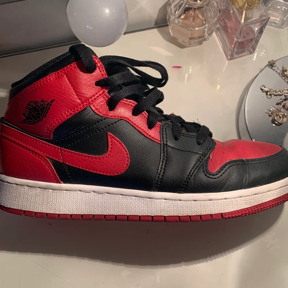 Tänkte nu sälja mina röda Air Jordan Mids. De är som nya! ❤️. Skor.