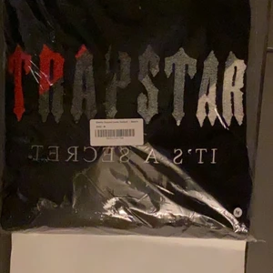 Trapstar tracksuit - Tjena! Fick precis in en riktigt snygg tracksuit direkt från förra torsdagens dropp hos trapstar så det är 100% äkta såklart.  Denna tracksuiten är limiterad och det är därmed möjligt att den aldrig kommer släpps igen.  Aldrig använd, fortfarande i plasten och storlek M på både tröjan/hoodien samt byxorna.