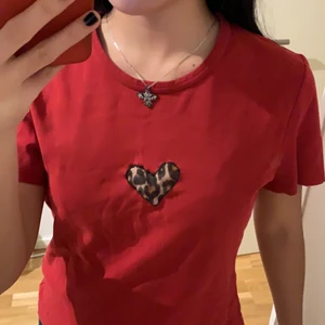 gullig tröja - röd tröja inspirerad från unif, jag har sytt hjärtat själv, används dock inte längre💕