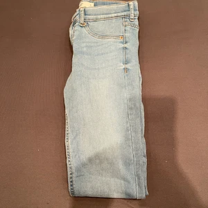 Low waist jeans  - Hej! Säljer dessa jeans från Gina Tricot. Dom är low waist jeans med en fin ljusblå färg i storlek S. Dom sitter tight och fint på kroppen!