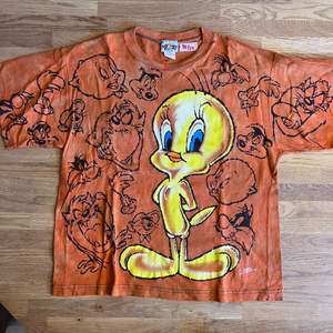 Vintage Tweety Bird tie dye 1996 Size: S Mått i inch: 20/24’ BOXY Tag/märke:Looney Tunes Boxy fit  #vintage, #beyondretro, #hype, #nike, #tshirt, #topp, #singlestitch, #HD 