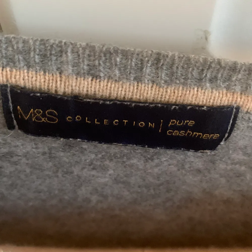 Superfin tröja i 100% kashmir. Märket är M&S collection. Säljer då den inte kommer till användning💕💕 (knappt använd). Tröjor & Koftor.