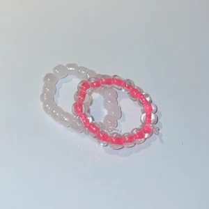 Pärlringar - Två stycken egengjorda pärlringar🌸 24kr för frakten 🤍