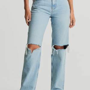 Säljer mina ljusblåa Ginatricot 90 high waist jeans pågrund av att de inte kommer till användning. Köpta i butik för 599kr Storlek 36