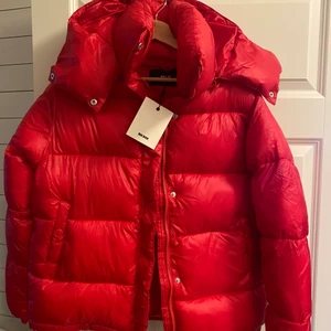 Bik bok puffer jacka oversized - Säljer nu min as snygga älskade röda Bik bok jacka. Den är helt ny och nyskick. Prislappen sitter kvar, en väldigt eftertraktad jacka som passar perfekt nu till vintern som både är snygg och varm