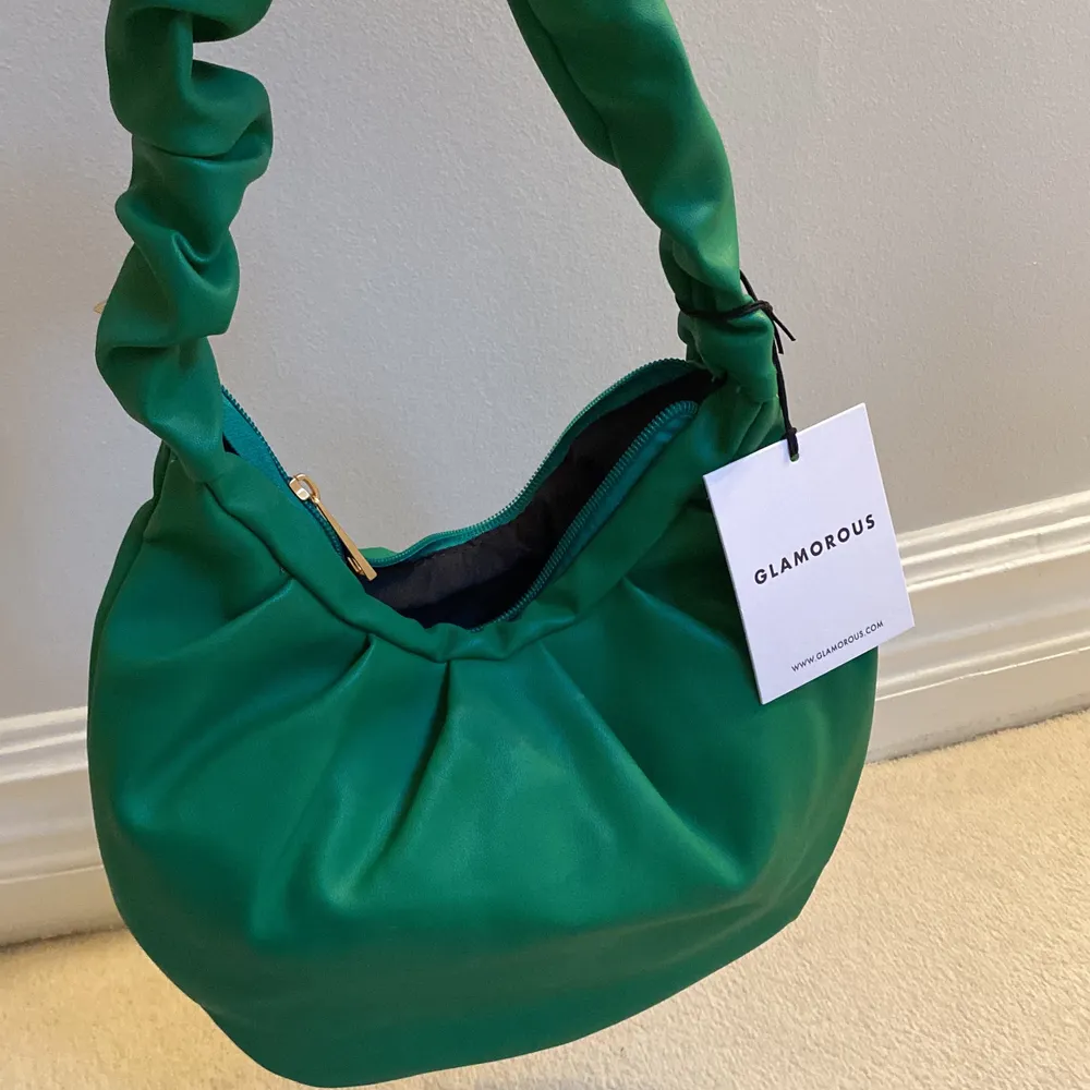 Jättefin grön handväska från märket Glamorous med prislappen kvar (dustbag medföljer)! Färgen syns bättre på andra bilden. Kan mötas upp eller frakta. :). Väskor.