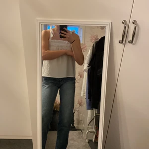 Topp - Vit topp från hm med fina detaljer i strl xxs, använd en gång o säljer då den inte riktigt passar mig