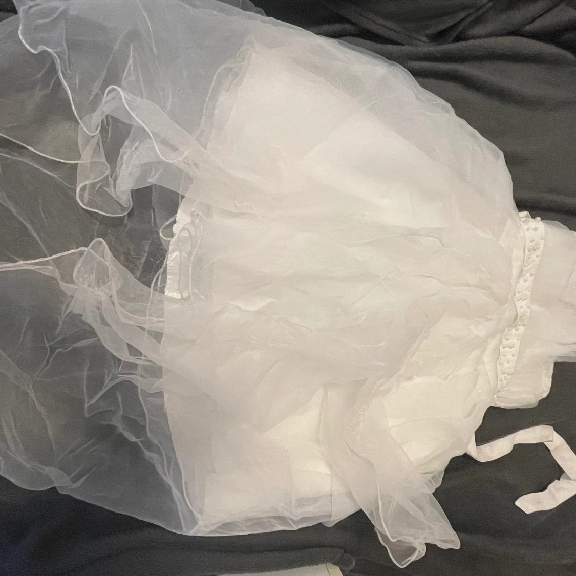 Vit barnklänning med släp. 