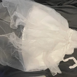 Vit barnklänning med släp.  - Använd en gång, ny skick, storlek 160 kan passa 150 med. Möter inte upp, gratis frakt. 