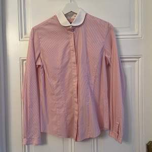 Rosa skjorta från The Shirt Factory i fint skick, använd ett fåtal gånger 