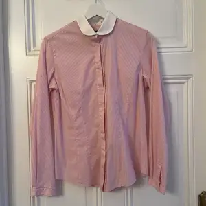 Rosa skjorta från The Shirt Factory i fint skick, använd ett fåtal gånger 