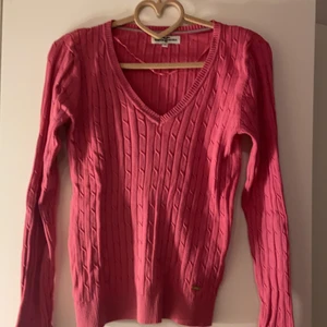 Rosa stickad tröja  - En fin lite mörkare rosa stickad tröja från hampton republic. Använd ett fåtal gånger. Storlek xs men passar både s och m då den kan töjas. Möts upp i linköping eller postas men då stör köparen för frakt #stickat #rosa