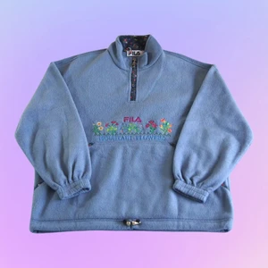 Vintage Fila 1/4 Zip-up Sweatshirt - Vintage Fila 1/4 Zip-Up Sweatshirt ”Mountain Flowers”. Size: M. Utmärkt vintage-skick.