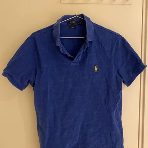 RALPH LAUREN - Skit snygg T-shirt från Ralph Lauren. Den är i storlek L men den passar mig jättebra som alltid brukar köpa S i vanliga fall. Jätte bra skick!💙💙💙💙