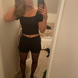 Kostymshorts - Säljer vid bra bud! Det är ett år snygga kostymshorts från zara, skulle säga att de passar 34-38 beroende på hur man vill att de ska sitta. 