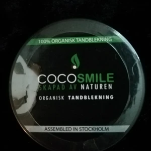 CocoSmile Naturlig Tandblekning - Helt ny inplastat burk CocoSmile Naturlig Tandblekning + Ekologisk Bambu Tandborste (Slutsåld). CocoSmile som endast innehåller naturliga ingredienser, så som kokosnötskal som har en peelande effekt samt kol. Rekonendras borsta med bikarbonat efter för ännu bättre resultat. Använder den själv och den är verkligen en 10! har dock några över och hoppas det kan glädjas någon annan med. Ordinariepris. 679:-  (fler bilder finns vid intresse) 📦💌GRATIS FRAKT +GÅVA PÅ KÖPET FÖR ATT HA HANDLAT ÖVER 100:-) 
