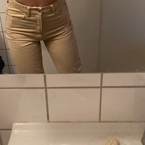 Beiga Weekday byxor ❤️⚡️💕 - Super snygga jeans från weekday i en snygg beige färg.🚨 Ljusare i verkligheten 🚨 men är litte korta för mig så skulle passa någon under 170 cm. Använda i några månader men inköpta för 600kr 💕⚡️. Skriv för mer frågor eller bilder ❤️👍