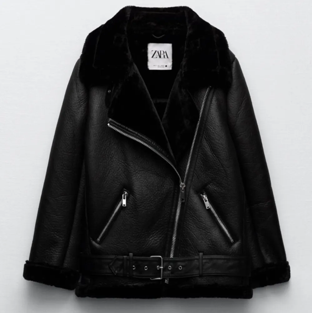 Säljer nu min svarta jacka från Zara! Den är använd fåtal gånger men är som ny💕 priset kan diskuteras!. Jeans & Byxor.