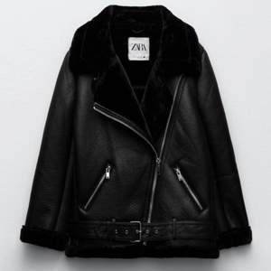 Säljer nu min svarta jacka från Zara! Den är använd fåtal gånger men är som ny💕 priset kan diskuteras!