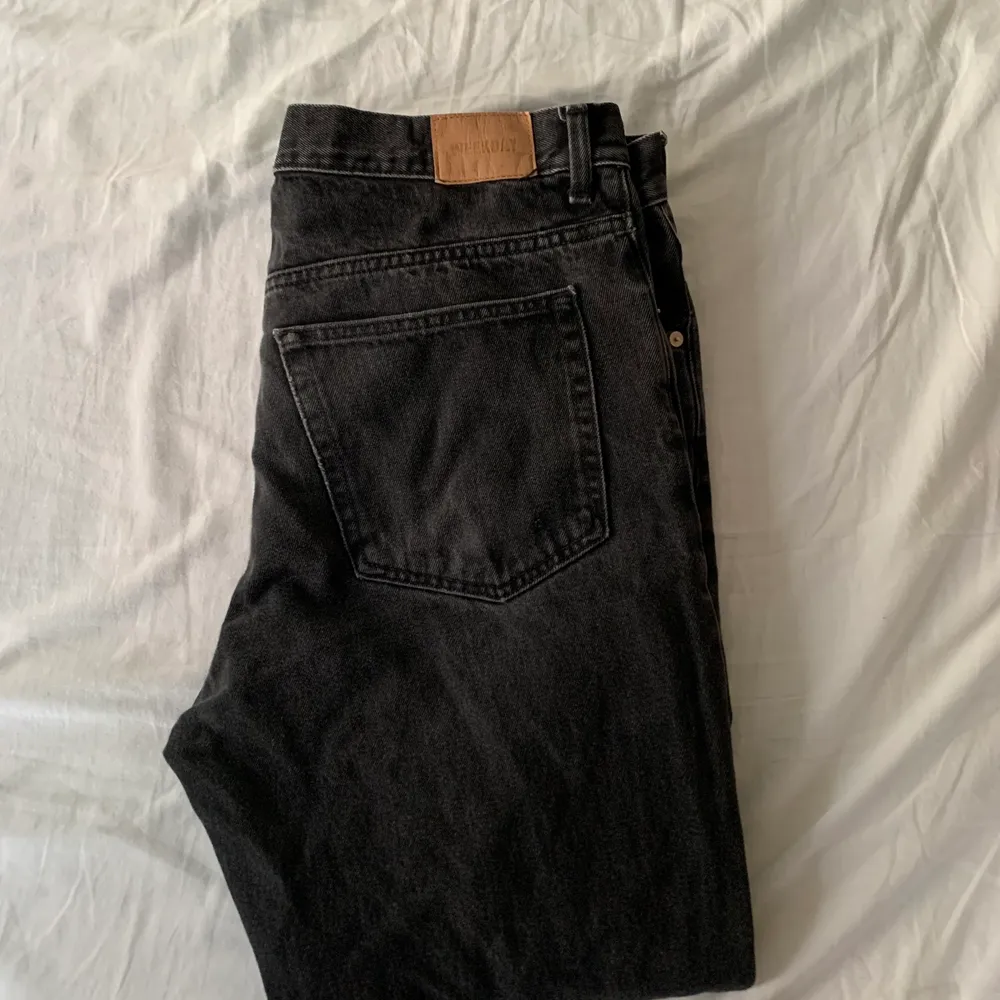 Säljer ett par jeans från weekday eftersom dom är för små för mig.. Jeans & Byxor.