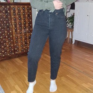Levisjeans stl 28 - Köpta här på Plick för 6 månader sen, knappt använda. Modellen är ribcage straight. Har sytt in dom lite. 